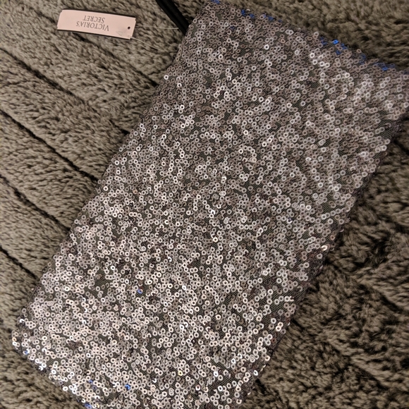 Glitz and glam vs clutch - Picture 4 of 5